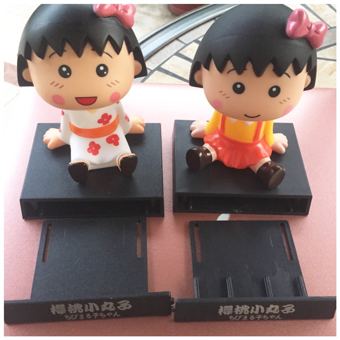 Chibi Maruko đồ trang trí xe dễ thương lắc búp bê đầu giữ điện thoại cartoon xe trang trí bảng sáng tạo của mình - Phụ kiện điện thoại trong ô tô giá đỡ điện thoại từ tính