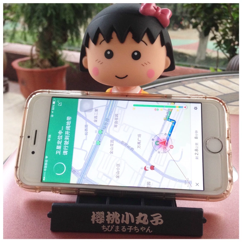 Chibi Maruko đồ trang trí xe dễ thương lắc búp bê đầu giữ điện thoại cartoon xe trang trí bảng sáng tạo của mình - Phụ kiện điện thoại trong ô tô