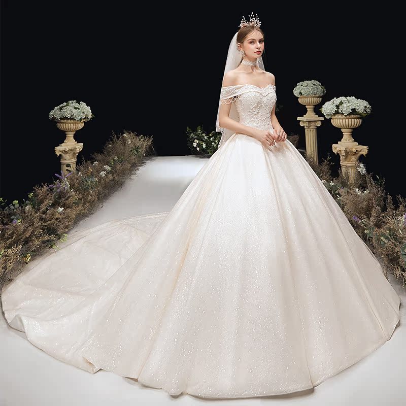 Main wedding dress 2020 new Hepburn -style bride, a small one shoulder, a luxurious drag champagne color wedding dress Main wedding dress 2020 new Hepburn -style bride, a small one shoulder, a luxurious drag champagne color wedding dress