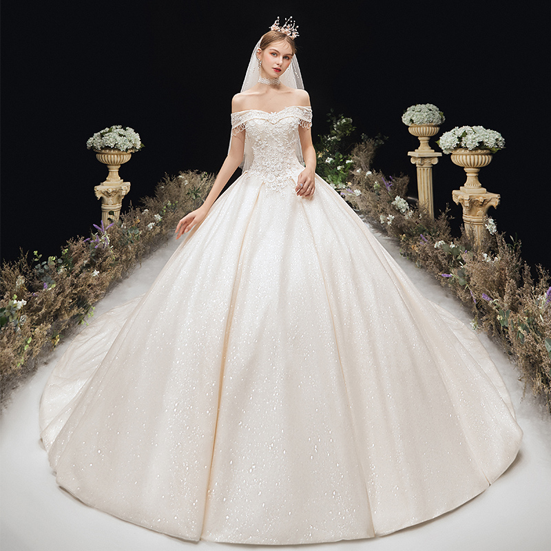 Main wedding dress 2020 new Hepburn -style bride, a small one shoulder, a luxurious drag champagne color wedding dress Main wedding dress 2020 new Hepburn -style bride, a small one shoulder, a luxurious drag champagne color wedding dress