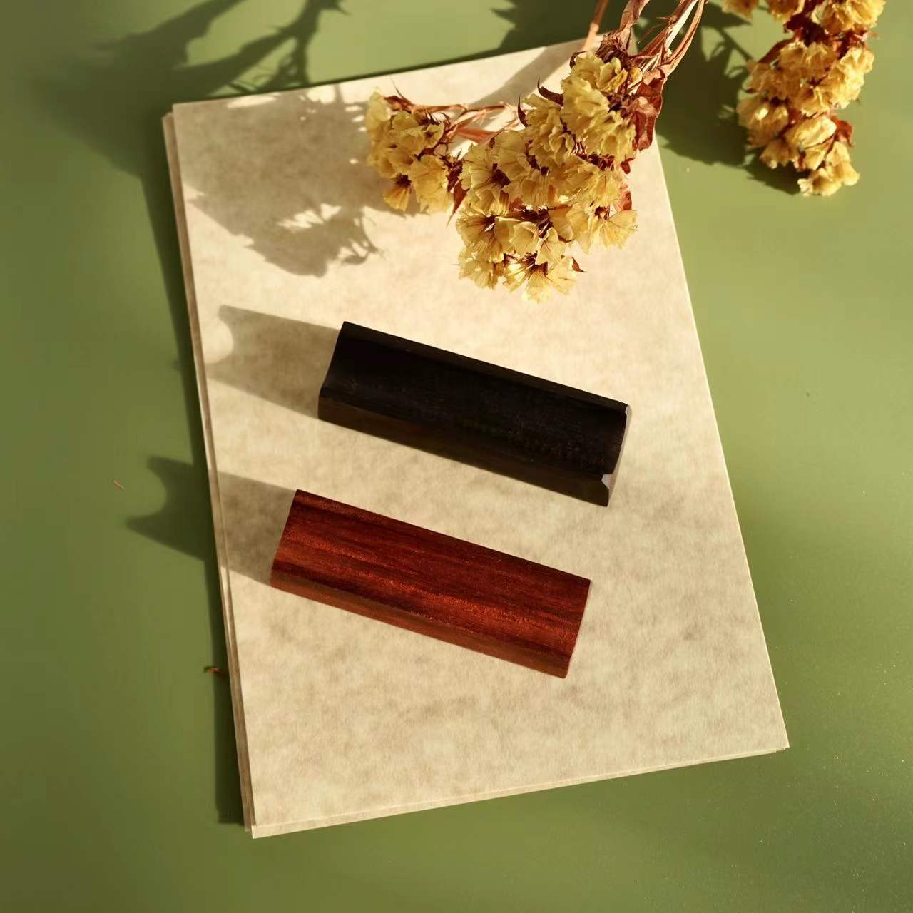 New Jorllie English calligraphy Practical table top solid wood pen holder Red and black