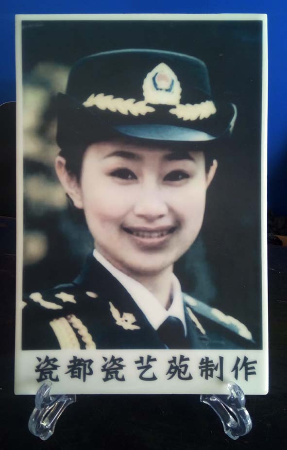 You can customize the tombstone porcelain portrait portrait commemorative art porcelain statue can be equipped with bracket photo frame