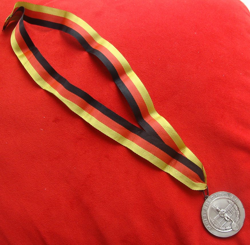 East German Democratic Germany's National People's Army Medal medal of military sports will be medal-silver