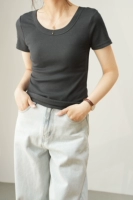 Глубокая серая татуировка с коротким рукавом t