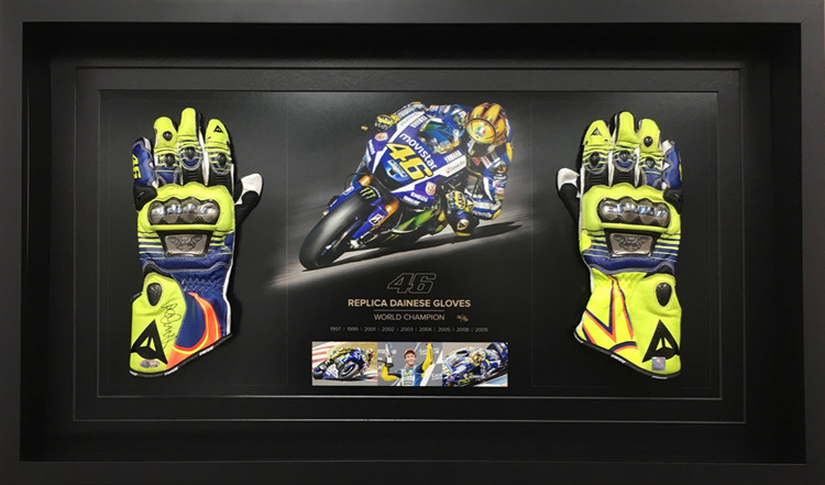 Spot 2017MOTOGP VALENTINO ROSSI ROSSI MOTORCYCLE GLOVES AUTOGRAPHED PHOTO FRAME COLLECTION