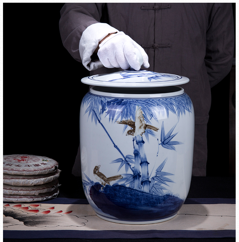 The New Chinese blue and white porcelain of jingdezhen ceramics means safe bamboo caddy fixings household seal barrel storage tank