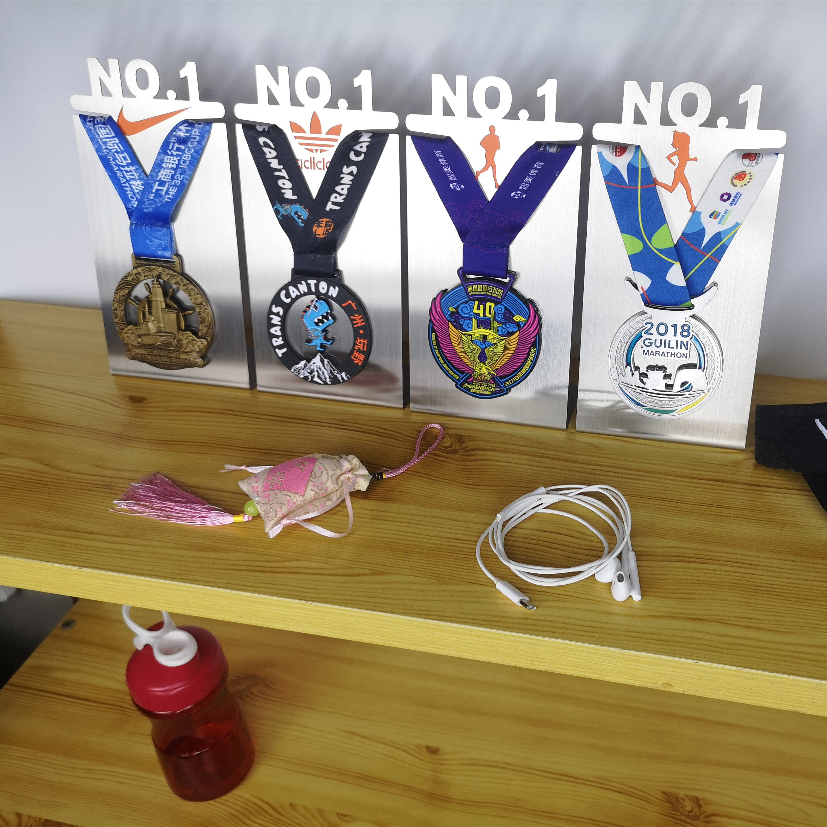 Creative metal medal display rack Sports medal gold medal badge medal storage shelf Desktop ornaments