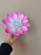 Red LED emulated lotus lotus lotus lanterns for Buddhist supplies to pray for the blessing of the Buddha Law will put white hands to hold lotus