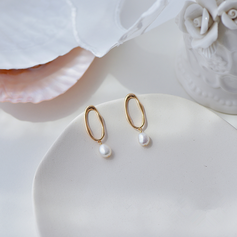 Simple and not simple Baroque shaped pearl temperament personality 14k gold-plated earrings ear clip Korean ins tide section
