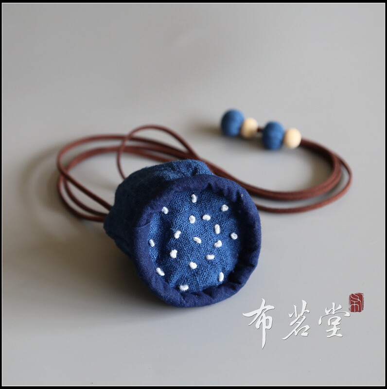 Cloth Mingtang handmade blue-dyed thorn embroidery lotus cloth incense bag Plant-dyed car pendant bag Hang free mosquito repellent incense bag