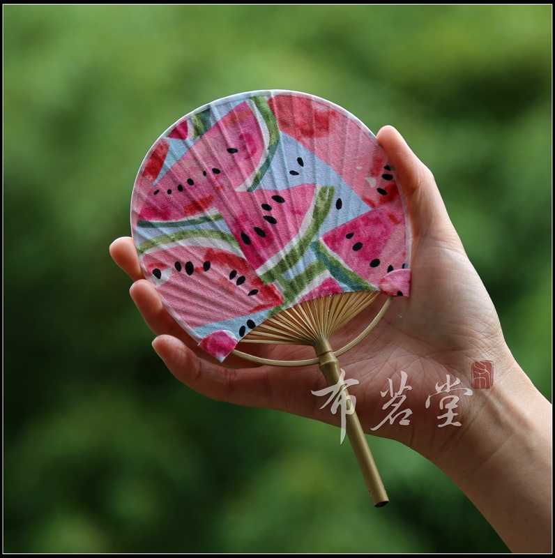 Bu Ming Tang Mini round bamboo handle flower cloth fan Children's wind flower cloth Japanese-Style group fan Decorative photo daily fan