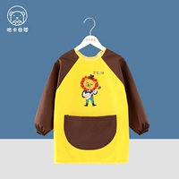 Играя льва желтого коричневого цвета