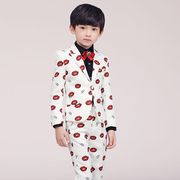 Mới cậu bé phù hợp với bộ quần áo đẹp trai hoa childrens chút showsuit chủ đàn piano bên ngoài sân khấu sàn diễn thời trang trẻ em ăn mặc.