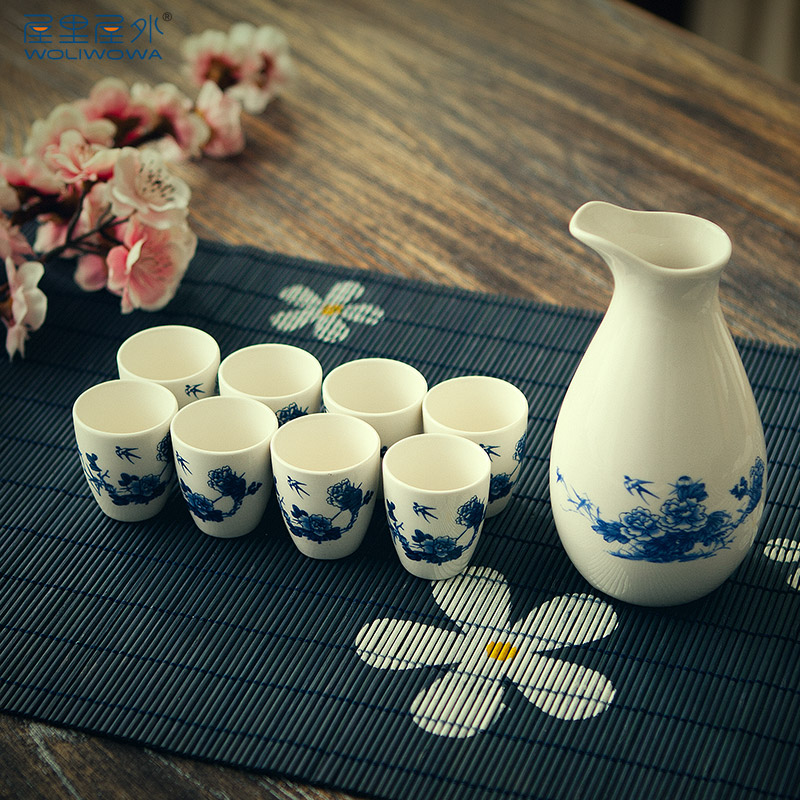 Creative wine suits for Chinese antique blue and white porcelain liquor hip flask glass China wind koubei liquor cup