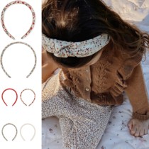 Division Horse Warmth Church Kongres Slojd 22SS Child Girls Crushed Flowers Coarse Prints Haircut Hair Stirrup