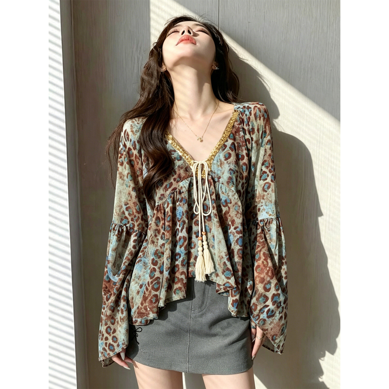 Color-Blocked Leopard Print V-Neck Patchwork Lace-Up Tassel Long-Sleeve Shirt, Summer Sun-Protective Simple Top for Slightly Chubby Women, Unique Design