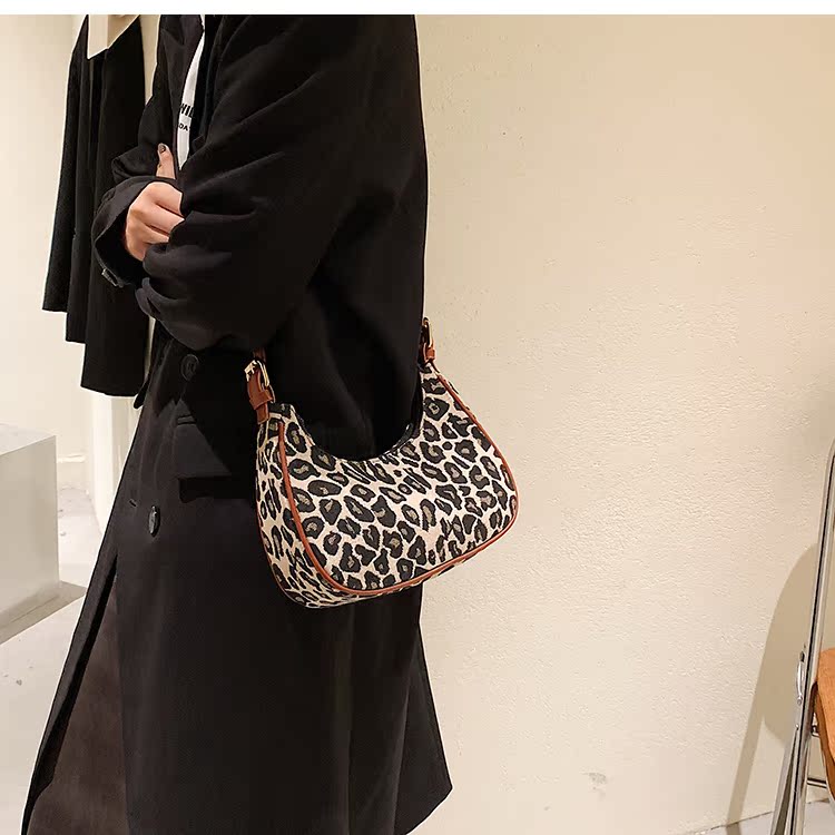 Autumn And Winter Small 2021 New  Messenger Shoulder Underarm Bag Wild Half-moon Bag display picture 5