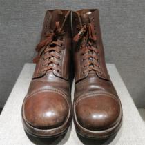Red collection of the War of Resistance against the Revolution old objects American aid legacy leather boots Battle boots Original Pays