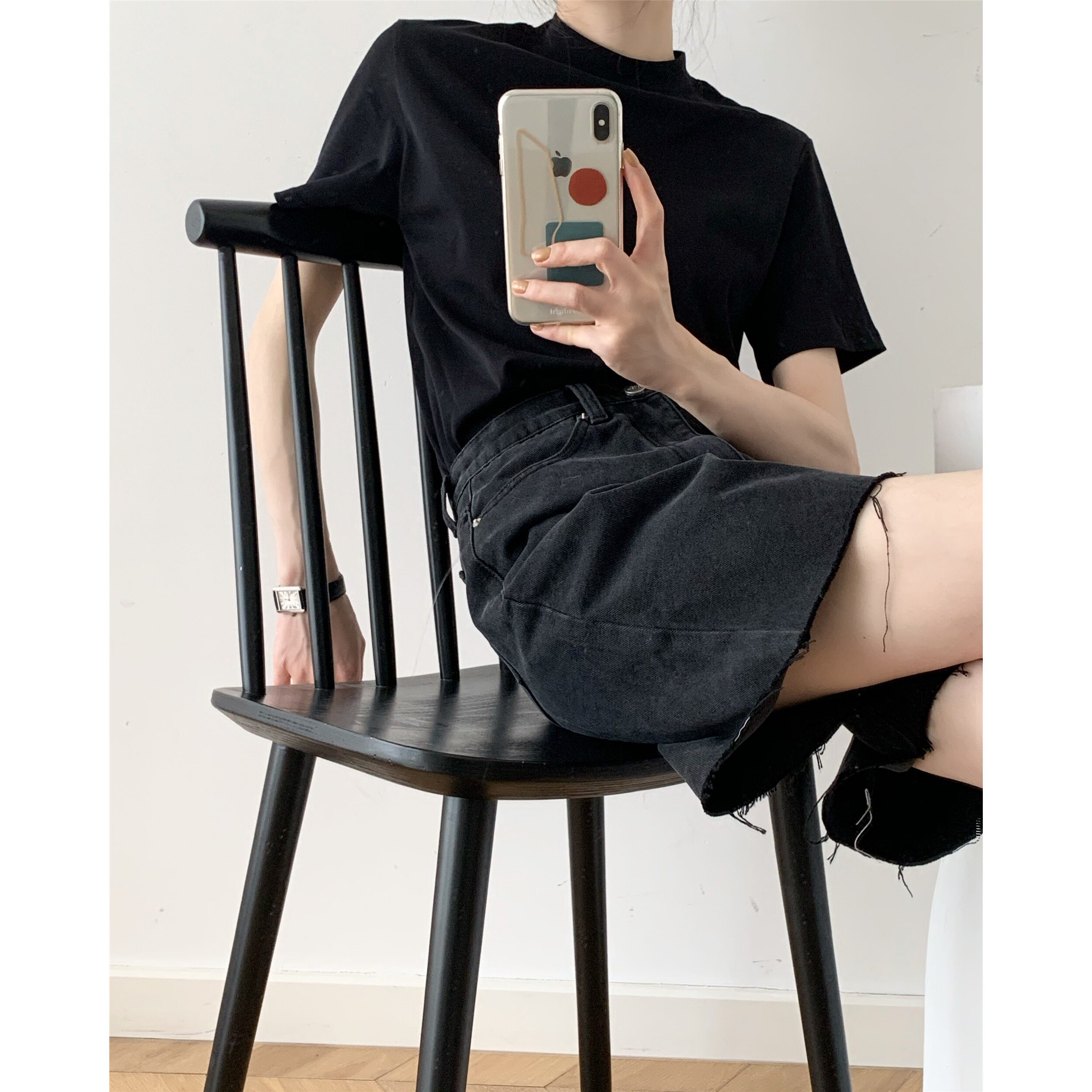 ICTS is not a choice but a love. Daily appearance looks thin and modern black wide-leg high-waist denim shorts