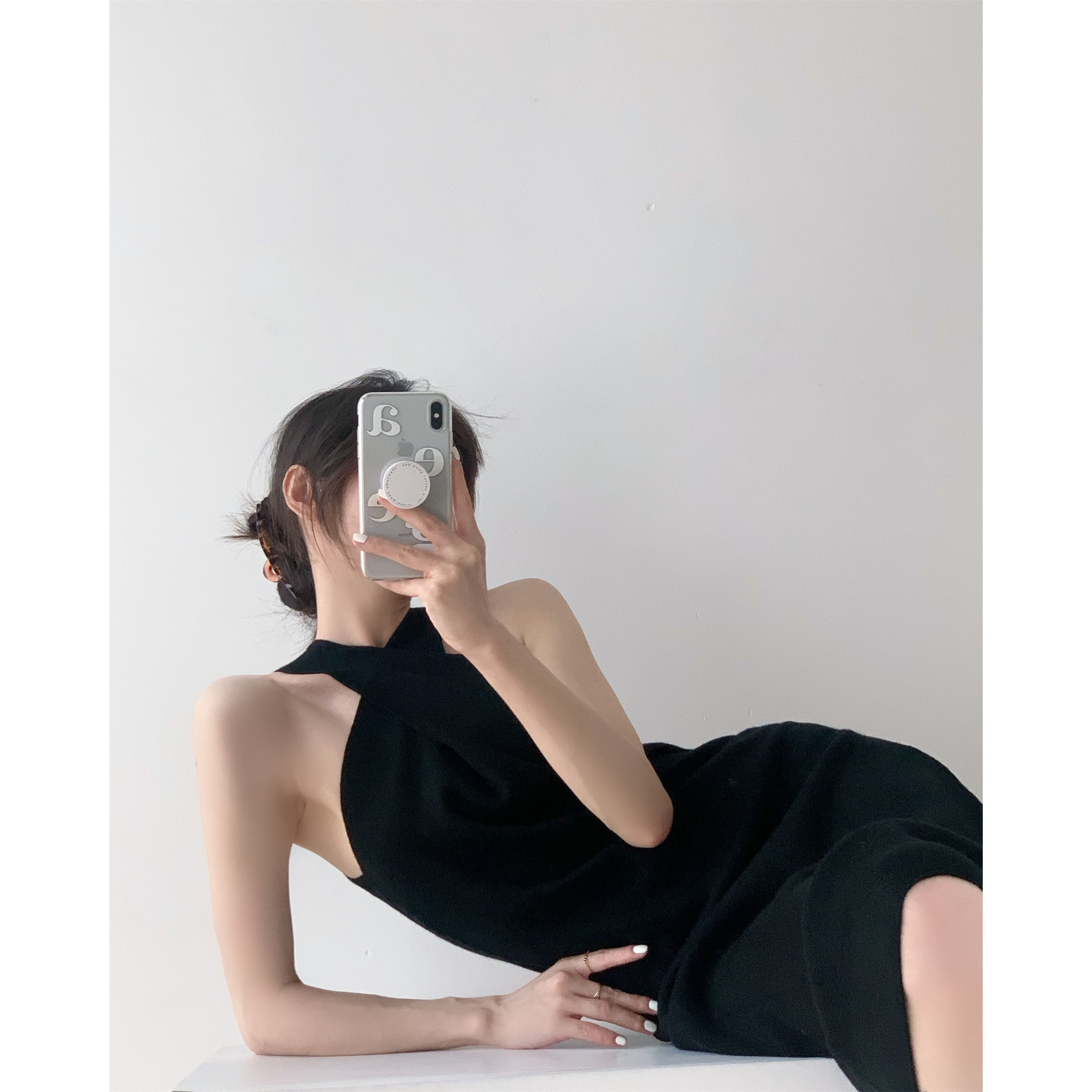 ICTS spring suits back the rice black cross - neck design behind the button knitted dress