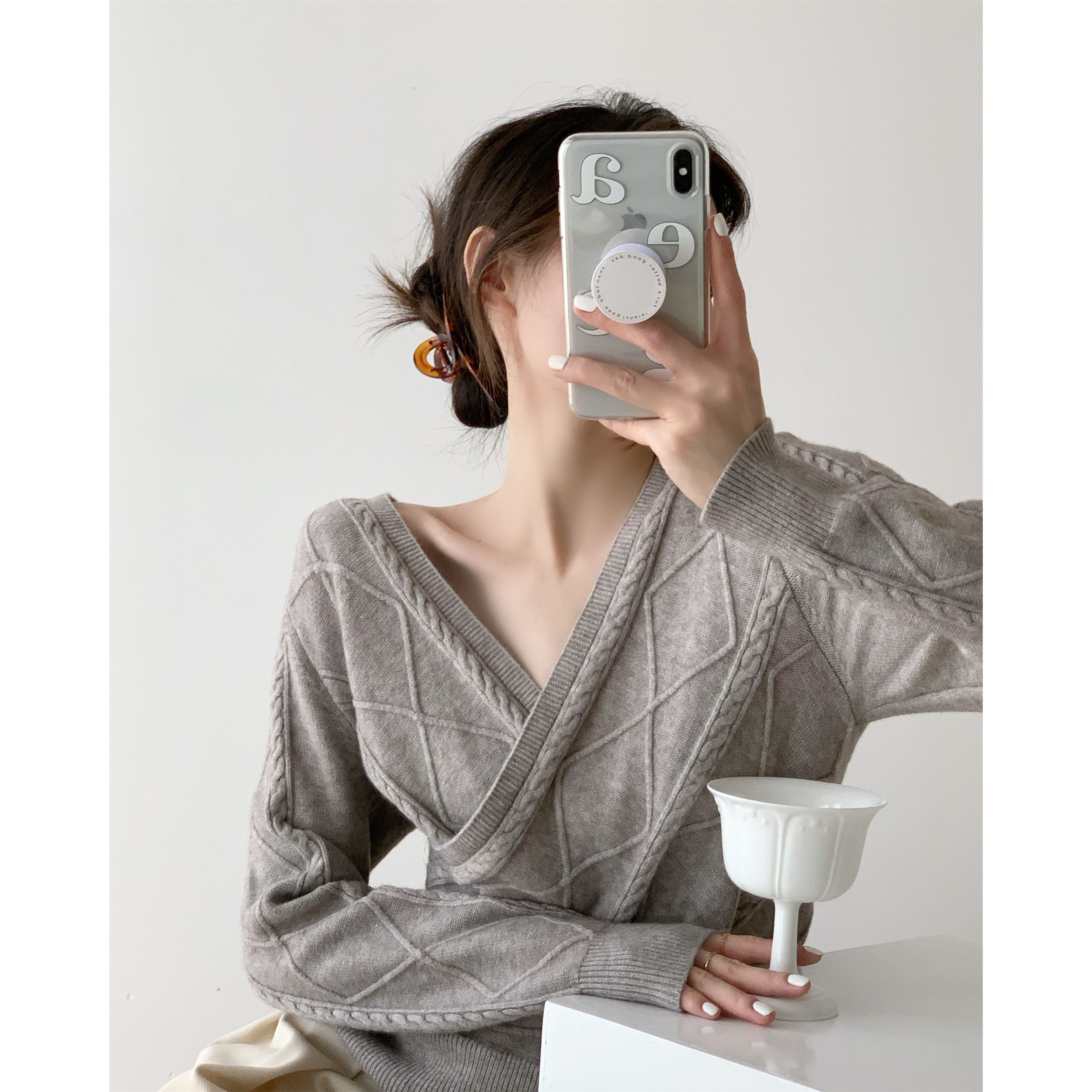 ICTS is drawn into a gentle air in milk coffee black white spark diamond texture crossover wrapped knitted shirt