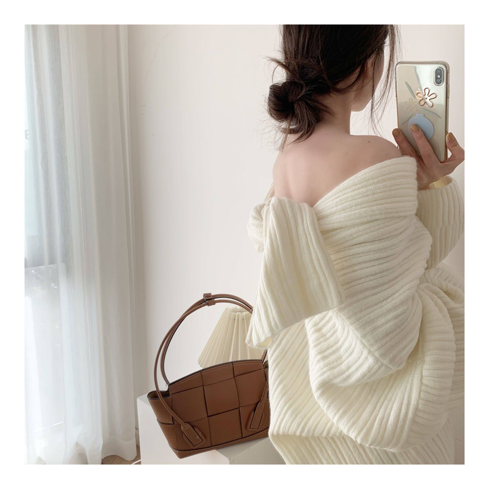 The White Moonlight in the Heart of ICTS Small crowd style design with irregular texture and silhouette white off-the-shoulder sweater