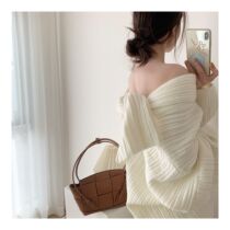 The white moonlight in the heart of the ICTS minority style design irregular texture profile white strapless sweater