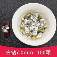 100 белых бриллиантов диаметром 7,0 мм.