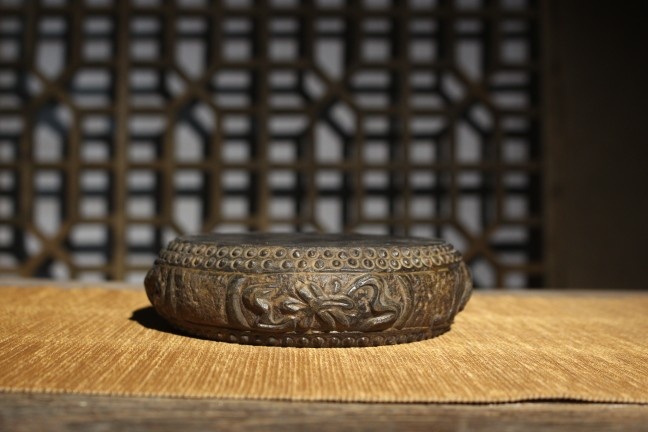 Old stone folk tea Pure hand carved bluestone Qin, chess, calligraphy and painting Stone drum, tea pot, tea mat, classical retro furnishings