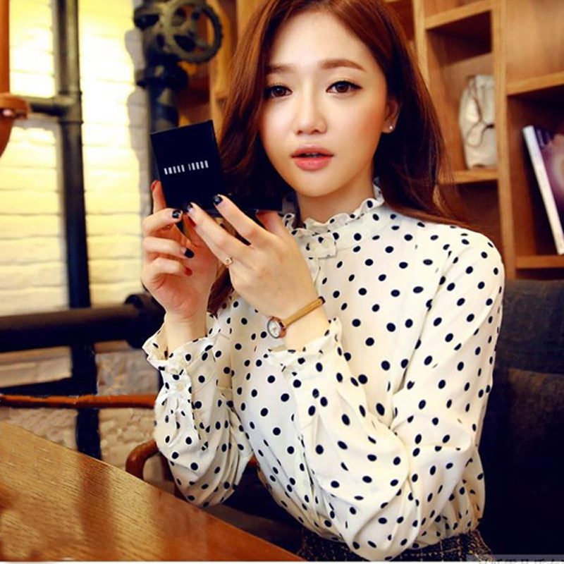 Chiffon polka dot blouse for women, 2026 design, unique style, tie-up bow, slimming long sleeves, loose fit, suitable for layering.