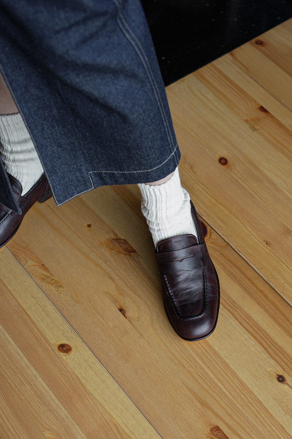 同じ赤ワインブラウンの男性と女性のための立体的なダブルステッチのレトロなローファーシューズを作るために職人によって手作りされたオリジナルの胚馬の皮 ショップ Lilvintage Cn 革靴 メンズ Pinkoi