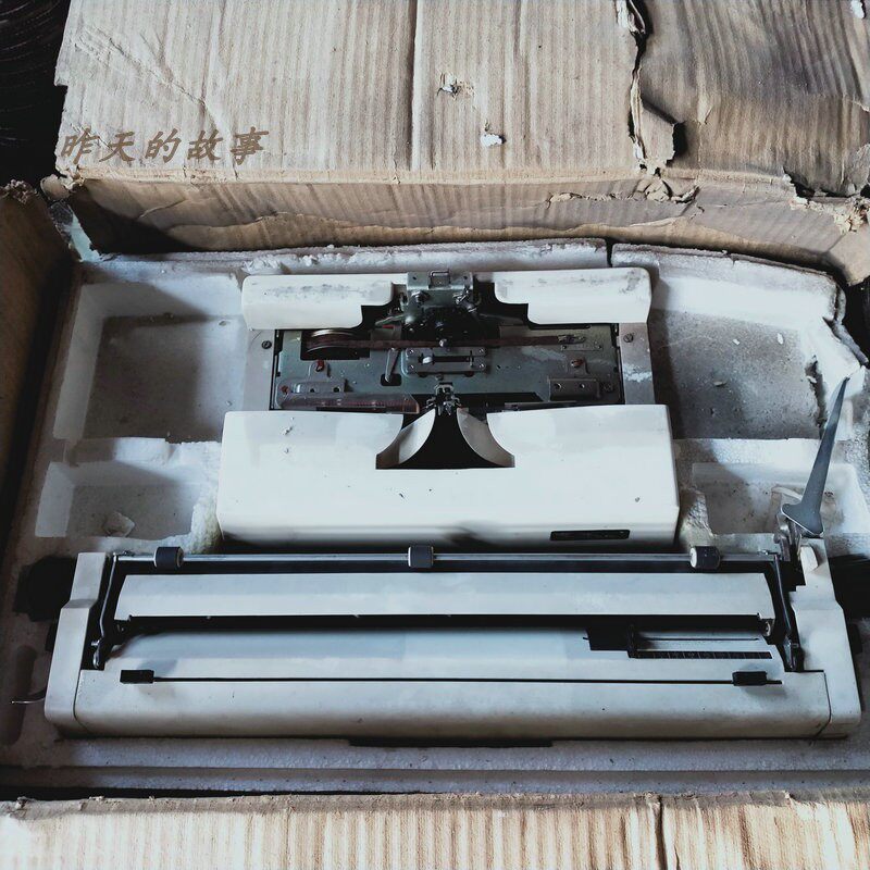 Nostalgic old inventory 1980s Feiyu brand English typewriter original inventory desktop 46 cm
