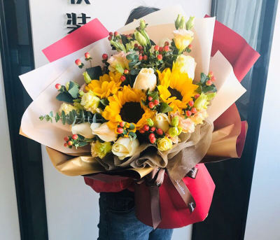 Sunflower graduation bouquet, Shenzhen flower express delivery, Futian, Luohu, Nanshan, Longgang, Guangzhou birthday order and delivery flowers