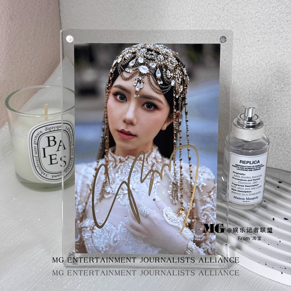 G.E.M.（鄧子杰）のコンサートからの公式6インチサイン入り写真。コレクターやサポーター向けのサイン入りフォトカード付き。