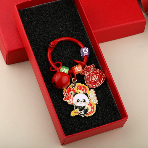 Красная панда процветает, удачлива, улыбается и всегда полна благословений, полна благословений во время Весеннего праздника и новогодних подарков и праздничных брелков.