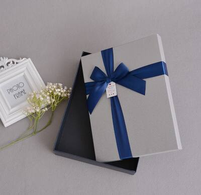 Brand new NO return and exchange high-end exquisite bow gift box handbag. It is only sold together with the evening gowns of this store
