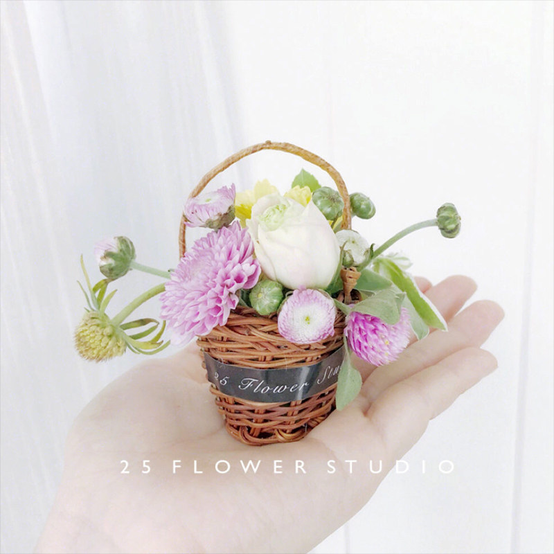 Mini palm flower basket Cute sweetheart flower basket Dry flower flower arrangement Flower small flower basket with hand gift return decorative basket