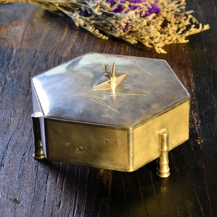 (Ancient American silverware)Taisho period Mitsukoshi pure silver fruit box Paper crane pick button pine needle pattern cover jewelry box