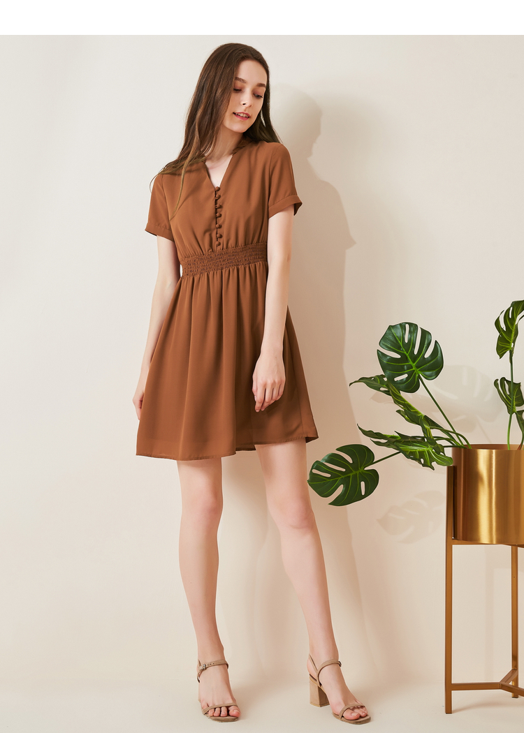 Qiushui Yiren phụ nữ mới của 2018 mùa hè cá tính bằng gỗ nút tai ngắn tay đàn hồi eo Slim dress