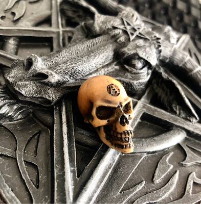 British brand A Alchemy Gothic V2 Lapillus Worry Skull Resin play skull