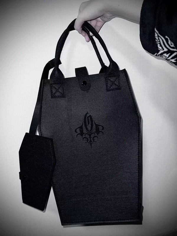 Ioc Camilla's Prison: the Coffin of the Puppet Dark Gothic Subculture Vampire Coffin Three-Dimensional Felt Handbag Ioc Camilla's Prison: the Coffin of the Puppet Dark Gothic Subculture Vampire Coffin Three-Dimensional Felt Handbag