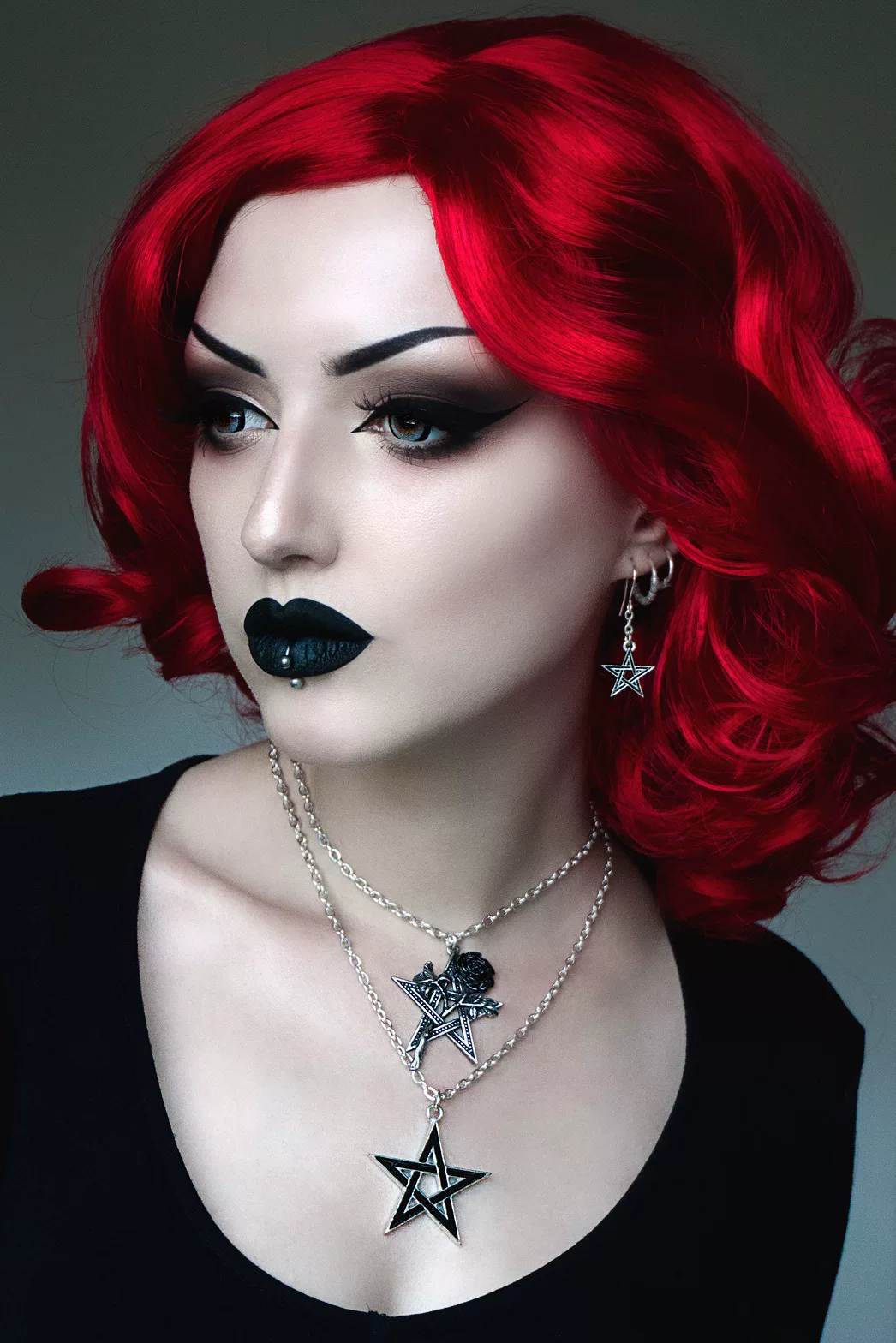 Alchemy Gothic [E402 Ruah Vered чёрная роза пятиконечная звезда рок готика панк серьги]