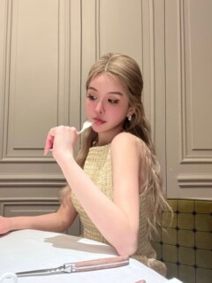 Mungsera novel heroine original waist-cinching dress with a touch of gold, tweed skirt, black/gold