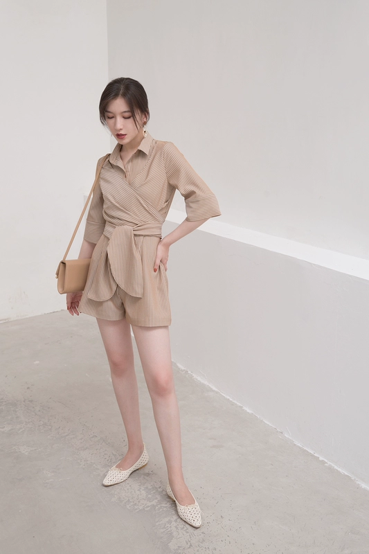 Mona năm- điểm tay áo sọc áo retro gió lạnh eo giảm béo khí jumpsuit nữ mùa hè thường quần short