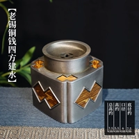 Старые медные монеты построены в четыре квадрата