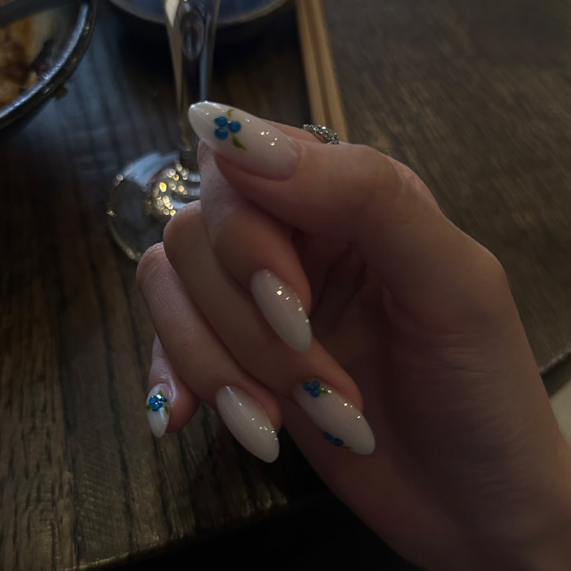 Handmade Milky White Blueberry Press-On Nails, Medium Length, 2026 New Style, High-End Korean Style, Very Beautiful and Flattering