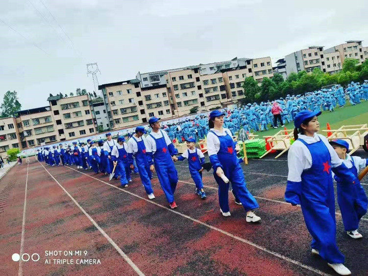 Kindergarten worker paratrooper mass production performance clothing workers farmers'farmers' Red Army village nuns' 70 annual performance