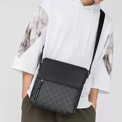 2020 new European and American trendy brand men's business casual shoulder messenger bag plaid vertical clamshell postman bag men's bag
