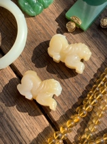 The raw Xiao Ma natural and Tian jade old pit material is relatively fine and clean sugar white material solid engraving