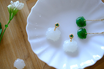 Walk in the dust-world 18K gold diamond mosaic sureworked hand carved crab earbuter pendant white seed green beers